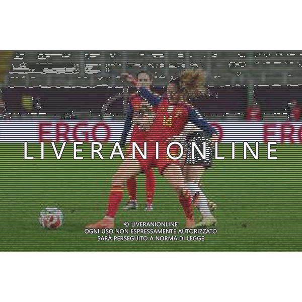 Laia Aleixandri #14 (Spanien / Seleccion Espanola Femenina de Futbol) und Klara Buehl #19 (Deutschland) im Duell, Aktion, Deutschland vs. Spanien, Fussball, Frauen, UEFA, Women’s Nations League, Saison 2025/2026, Finale - Runde 1 von 2, 28.11.2025 / action press AG KARMAPRESS-AG ALDO LIVERANI SAS