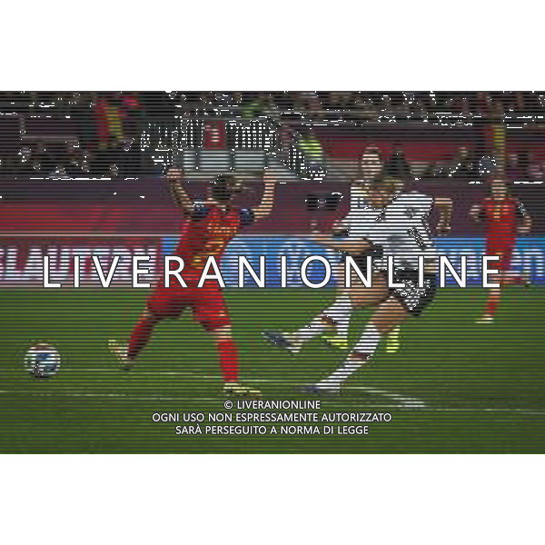 Klara Buehl #19 (Deutschland) mit einem Torschuss, der an den Pfosten geht, Ona Batlle #2 (Spanien / Seleccion Espanola Femenina de Futbol) kann ihn nicht blocken, Deutschland vs. Spanien, Fussball, Frauen, UEFA, Women’s Nations League, Saison 2025/2026, Finale - Runde 1 von 2, 28.11.2025 / action press AG KARMAPRESS-AG ALDO LIVERANI SAS