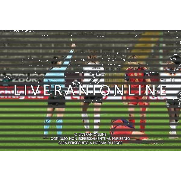 Gelbe Karte von Referee / Schiedsrichter Iuliana Demetrescu (Rumaenien) fuer Jule Brand #22 (Deutschland), Deutschland vs. Spanien, Fussball, Frauen, UEFA, Women’s Nations League, Saison 2025/2026, Finale - Runde 1 von 2, 28.11.2025 / action press AG KARMAPRESS-AG ALDO LIVERANI SAS