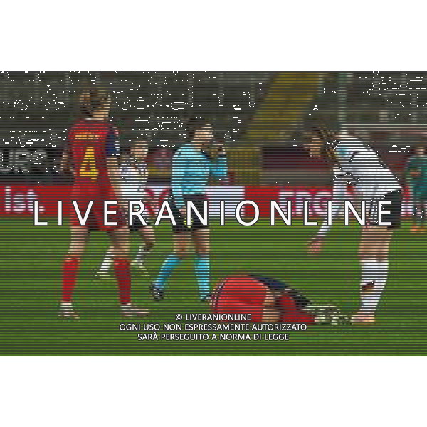 Gelbe Karte von Referee / Schiedsrichter Iuliana Demetrescu (Rumaenien) fuer Jule Brand #22 (Deutschland), Deutschland vs. Spanien, Fussball, Frauen, UEFA, Women’s Nations League, Saison 2025/2026, Finale - Runde 1 von 2, 28.11.2025 / action press AG KARMAPRESS-AG ALDO LIVERANI SAS