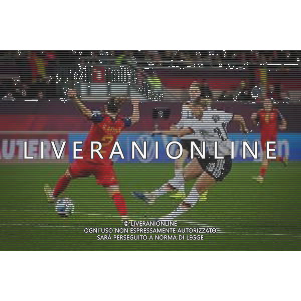 Klara Buehl #19 (Deutschland) mit einem Torschuss, der an den Pfosten geht, Ona Batlle #2 (Spanien / Seleccion Espanola Femenina de Futbol) kann ihn nicht blocken, Deutschland vs. Spanien, Fussball, Frauen, UEFA, Women’s Nations League, Saison 2025/2026, Finale - Runde 1 von 2, 28.11.2025 / action press AG KARMAPRESS-AG ALDO LIVERANI SAS