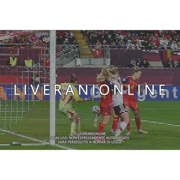 Ein Eckball der deutschen Mannschaft geht knapp am Tor der Spanierinnen vorbei, mit Cata Coll Lluch # (Spanien / Seleccion Espanola Femenina de Futbol), Irene Paredes Hernandez #4 (Spanien / Seleccion Espanola Femenina de Futbol), Deutschland vs. Spanien, Fussball, Frauen, UEFA, Women’s Nations League, Saison 2025/2026, Finale - Runde 1 von 2, 28.11.2025 / action press AG KARMAPRESS-AG ALDO LIVERANI SAS