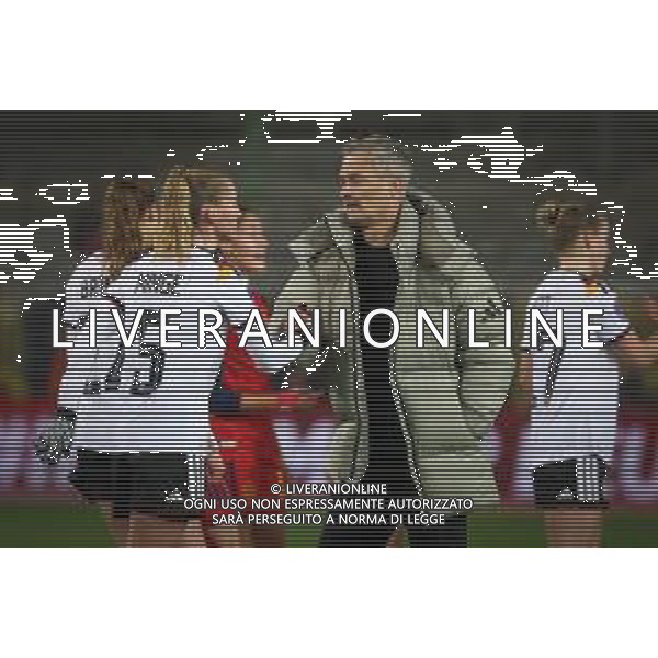 Cheftrainer Christian Wueck(Deutschland) klatscht Janina Minge #5 (Deutschland) ab, Deutschland vs. Spanien, Fussball, Frauen, UEFA, Women’s Nations League, Saison 2025/2026, Finale - Runde 1 von 2, 28.11.2025 / action press AG KARMAPRESS-AG ALDO LIVERANI SAS