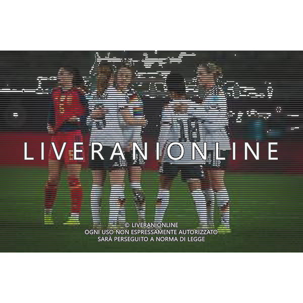 Janina Minge #5 (Deutschland), Giulia Gwinn #7 (Deutschland), Shekiera Martinez #18 (Deutschland) und Rebecca Knaak #4 (Deutschland) sowie Maria Mendez Fernandez # (Spanien / Seleccion Espanola Femenina de Futbol) nach Spielende, Deutschland vs. Spanien, Fussball, Frauen, UEFA, Women’s Nations League, Saison 2025/2026, Finale - Runde 1 von 2, 28.11.2025 / action press AG KARMAPRESS-AG ALDO LIVERANI SAS