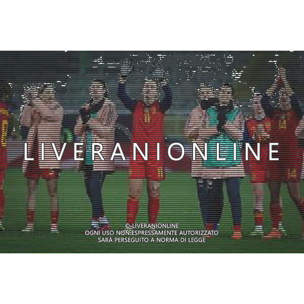 Die Spielerinnen von Spanien bedanken sich bei den Fans fuer den Support, Eunate Astralaga # (Spanien / Seleccion Espanola Femenina de Futbol) und Laia Aleixandri # (Spanien / Seleccion Espanola Femenina de Futbol), Deutschland vs. Spanien, Fussball, Frauen, UEFA, Women’s Nations League, Saison 2025/2026, Finale - Runde 1 von 2, 28.11.2025 / action press AG KARMAPRESS-AG ALDO LIVERANI SAS