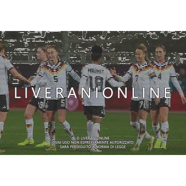 Shekiera Martinez #18 (Deutschland), Giulia Gwinn #7 (Deutschland), Rebecca Knaak #4 (Deutschland) und Janina Minge #5 (Deutschland) zufrieden nach Spielende, Deutschland vs. Spanien, Fussball, Frauen, UEFA, Women’s Nations League, Saison 2025/2026, Finale - Runde 1 von 2, 28.11.2025 / action press AG KARMAPRESS-AG ALDO LIVERANI SAS