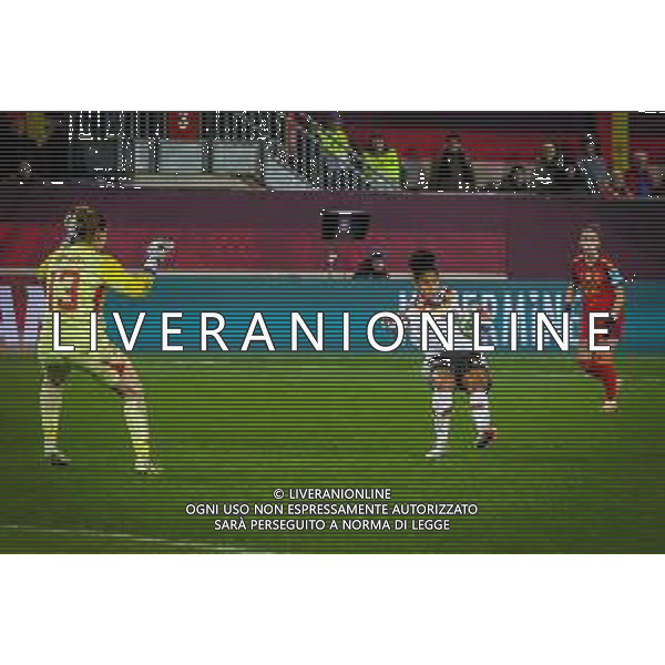 Shekiera Martinez #18 (Deutschland) lupft einen Ball ueber Cata Coll Lluch #13 (Spanien / Seleccion Espanola Femenina de Futbol), Deutschland vs. Spanien, Fussball, Frauen, UEFA, Women’s Nations League, Saison 2025/2026, Finale - Runde 1 von 2, 28.11.2025 / action press AG KARMAPRESS-AG ALDO LIVERANI SAS