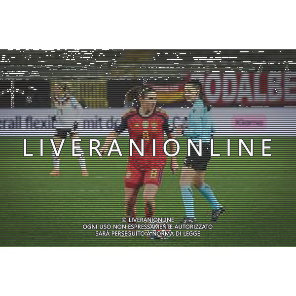 Mariona Caldentey Oliver #8 (Spanien / Seleccion Espanola Femenina de Futbol) in Aktion, mit Referee / Schiedsrichter Iuliana Demetrescu (Rumaenien), Deutschland vs. Spanien, Fussball, Frauen, UEFA, Women’s Nations League, Saison 2025/2026, Finale - Runde 1 von 2, 28.11.2025 / action press AG KARMAPRESS-AG ALDO LIVERANI SAS