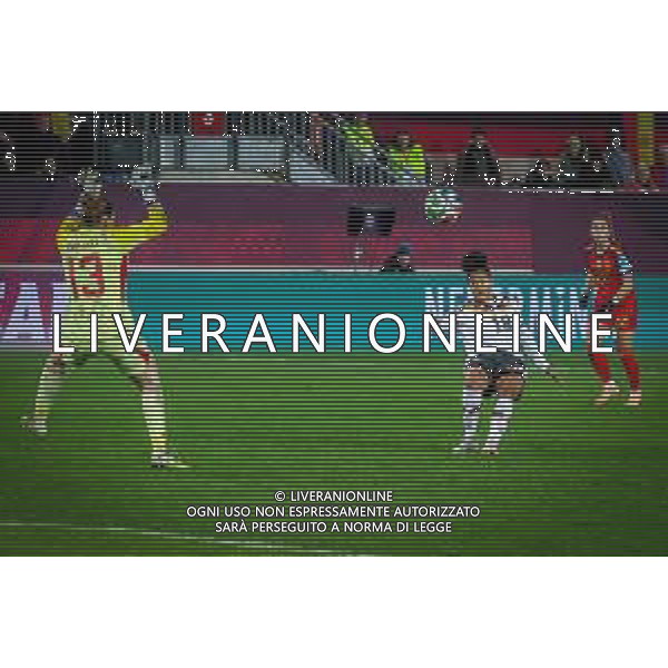 Shekiera Martinez #18 (Deutschland) lupft einen Ball ueber Cata Coll Lluch #13 (Spanien / Seleccion Espanola Femenina de Futbol), Deutschland vs. Spanien, Fussball, Frauen, UEFA, Women’s Nations League, Saison 2025/2026, Finale - Runde 1 von 2, 28.11.2025 / action press AG KARMAPRESS-AG ALDO LIVERANI SAS