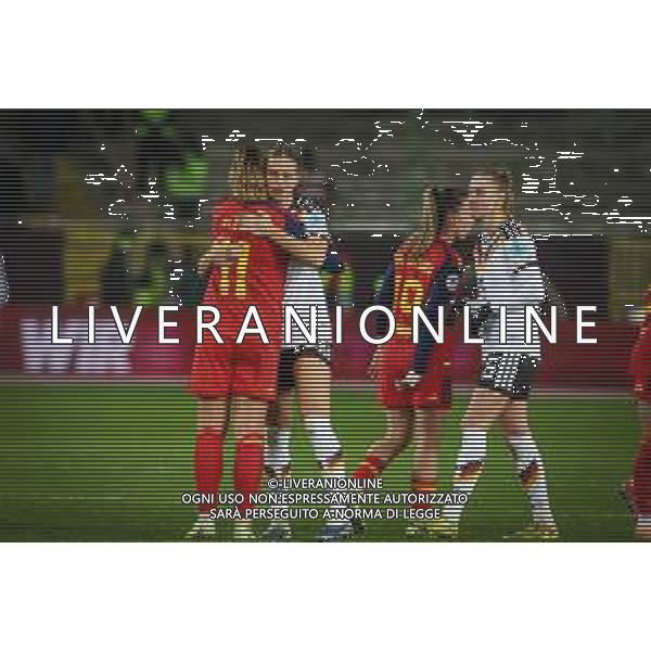 Alexia Putellas Segura # (Spanien / Seleccion Espanola Femenina de Futbol) und Klara Buehl #19 (Deutschland) umarmen sich nach SPielende, mit Janina Minge #5 (Deutschland) und Eva Navarro # (Spanien / Seleccion Espanola Femenina de Futbol), Deutschland vs. Spanien, Fussball, Frauen, UEFA, Women’s Nations League, Saison 2025/2026, Finale - Runde 1 von 2, 28.11.2025 / action press AG KARMAPRESS-AG ALDO LIVERANI SAS