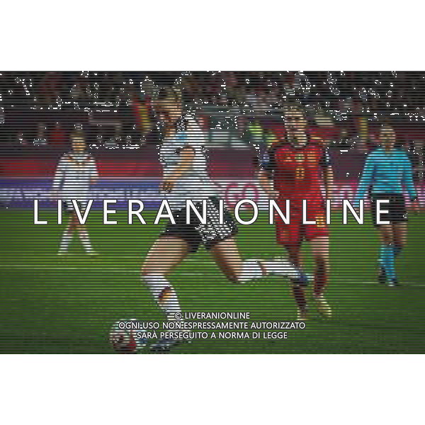 Klara Buehl #19 (Deutschland) in Aktion, mit Mariona Caldentey Oliver # (Spanien / Seleccion Espanola Femenina de Futbol) und Referee / Schiedsrichter Iuliana Demetrescu (Rumaenien), Deutschland vs. Spanien, Fussball, Frauen, UEFA, Women’s Nations League, Saison 2025/2026, Finale - Runde 1 von 2, 28.11.2025 / action press AG KARMAPRESS-AG ALDO LIVERANI SAS