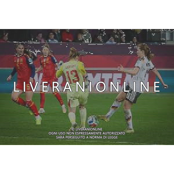 Sjoeke Nuesken #9 (Deutschland), rechts, im Duell mit Cata Coll Lluch #13 (Spanien / Seleccion Espanola Femenina de Futbol), Maria Mendez Fernandez #5 (Spanien / Seleccion Espanola Femenina de Futbol) und Olga Carmona Garcia #7 (Spanien / Seleccion Espanola Femenina de Futbol) schauen zu, Deutschland vs. Spanien, Fussball, Frauen, UEFA, Women’s Nations League, Saison 2025/2026, Finale - Runde 1 von 2, 28.11.2025 / action press AG KARMAPRESS-AG ALDO LIVERANI SAS