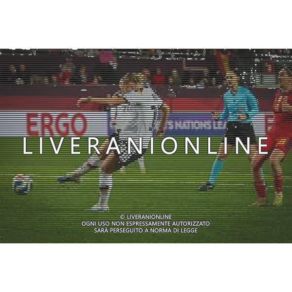 Klara Buehl #19 (Deutschland) mit einem Torschuss, Referee / Schiedsrichter Iuliana Demetrescu (Rumaenien) und Mariona Caldentey Oliver #8 (Spanien / Seleccion Espanola Femenina de Futbol) schauen zu, Deutschland vs. Spanien, Fussball, Frauen, UEFA, Women’s Nations League, Saison 2025/2026, Finale - Runde 1 von 2, 28.11.2025 / action press AG KARMAPRESS-AG ALDO LIVERANI SAS