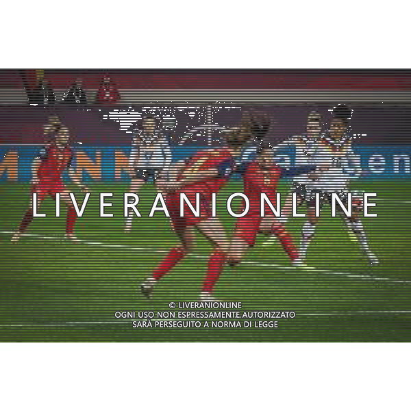 Maria Mendez Fernandez #5 (Spanien / Seleccion Espanola Femenina de Futbol) kiaert einen Ball vor Shekiera Martinez #18 (Deutschland), mit Irene Paredes Hernandez #4 (Spanien / Seleccion Espanola Femenina de Futbol), Olga Carmona Garcia #7 (Spanien / Seleccion Espanola Femenina de Futbol) und Jule Brand #22 (Deutschland) Deutschland vs. Spanien, Fussball, Frauen, UEFA, Women’s Nations League, Saison 2025/2026, Finale - Runde 1 von 2, 28.11.2025 / action press AG KARMAPRESS-AG ALDO LIVERANI SAS