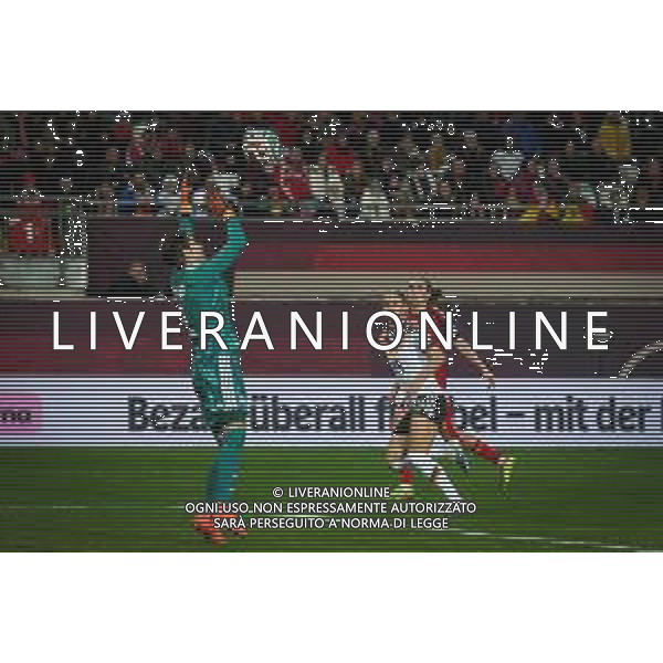 Ann-Katrin Berger #1 (Deutschland) faengt einen Freistoss ab, Klara Buehl #19 (Deutschland) und Mariona Caldentey Oliver #8 (Spanien / Seleccion Espanola Femenina de Futbol) schauen zu, Deutschland vs. Spanien, Fussball, Frauen, UEFA, Women’s Nations League, Saison 2025/2026, Finale - Runde 1 von 2, 28.11.2025 / action press AG KARMAPRESS-AG ALDO LIVERANI SAS