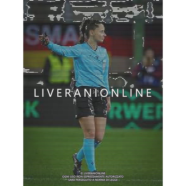 Referee / Schiedsrichter Iuliana Demetrescu (Rumaenien) zeigt eine Entscheidung an, Deutschland vs. Spanien, Fussball, Frauen, UEFA, Women’s Nations League, Saison 2025/2026, Finale - Runde 1 von 2, 28.11.2025 / action press AG KARMAPRESS-AG ALDO LIVERANI SAS