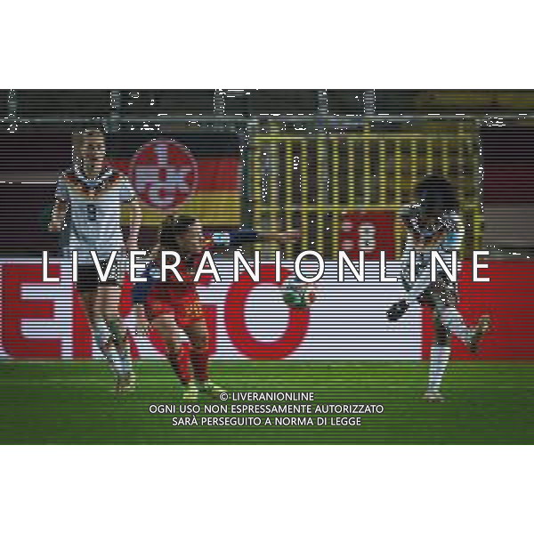 Nicole Anyomi #11 (Deutschland), rechts, schiesst einen Ball ab, Claudia Pina #20 (Spanien / Seleccion Espanola Femenina de Futbol) schaut zu, dahinter Sjoeke Nuesken #9 (Deutschland), Deutschland vs. Spanien, Fussball, Frauen, UEFA, Women’s Nations League, Saison 2025/2026, Finale - Runde 1 von 2, 28.11.2025 / action press AG KARMAPRESS-AG ALDO LIVERANI SAS