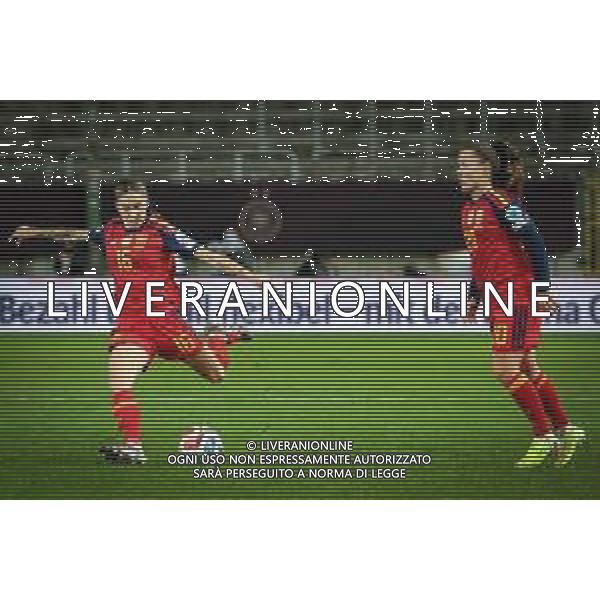 Maria Leon #16 (Spanien / Seleccion Espanola Femenina de Futbol) mit einem Freistoss, mit Claudia Pina #20 (Spanien / Seleccion Espanola Femenina de Futbol), Deutschland vs. Spanien, Fussball, Frauen, UEFA, Women’s Nations League, Saison 2025/2026, Finale - Runde 1 von 2, 28.11.2025 / action press AG KARMAPRESS-AG ALDO LIVERANI SAS