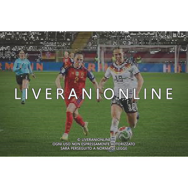 Klara Buehl #19 (Deutschland) in Aktion gegen Ona Batlle #2 (Spanien / Seleccion Espanola Femenina de Futbol), Deutschland vs. Spanien, Fussball, Frauen, UEFA, Women’s Nations League, Saison 2025/2026, Finale - Runde 1 von 2, 28.11.2025 / action press AG KARMAPRESS-AG ALDO LIVERANI SAS