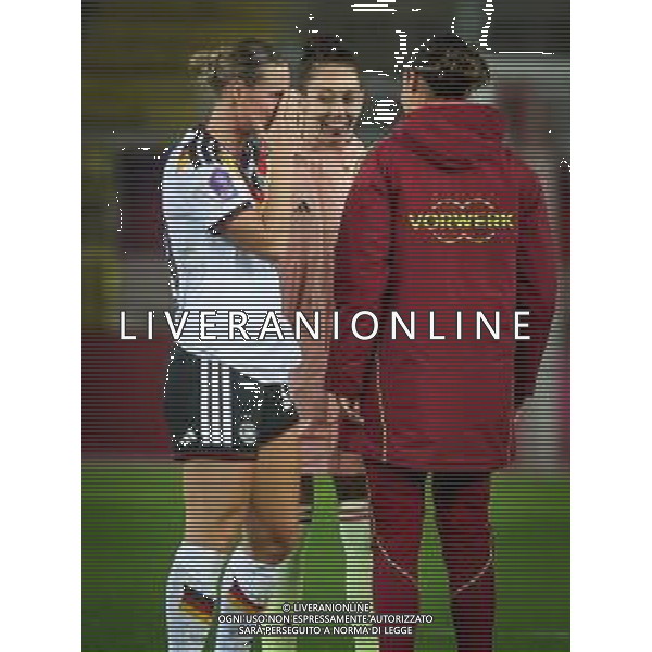 Klara Buehl #19 (Deutschland) im Gespraech nach Spielende, Deutschland vs. Spanien, Fussball, Frauen, UEFA, Women’s Nations League, Saison 2025/2026, Finale - Runde 1 von 2, 28.11.2025 / action press AG KARMAPRESS-AG ALDO LIVERANI SAS