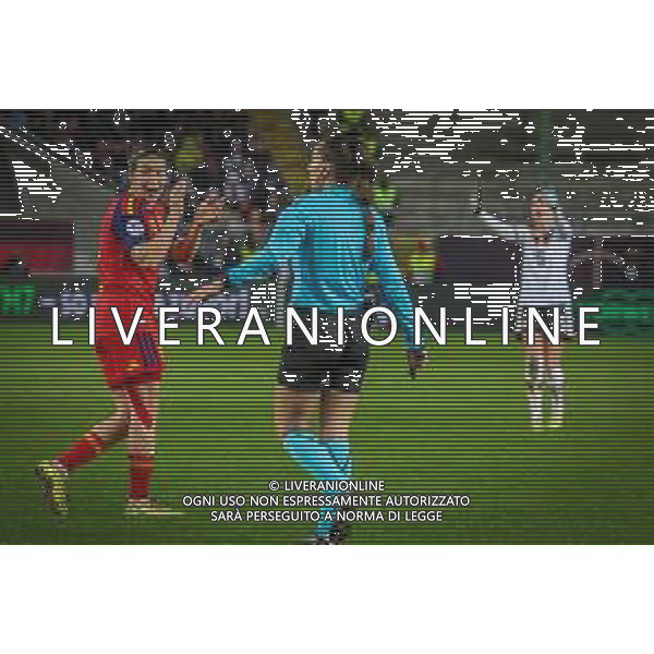 Mariona Caldentey Oliver # (Spanien / Seleccion Espanola Femenina de Futbol) klatscht, feuert die Mitspieler an, mit Referee / Schiedsrichter Iuliana Demetrescu (Rumaenien), Deutschland vs. Spanien, Fussball, Frauen, UEFA, Women’s Nations League, Saison 2025/2026, Finale - Runde 1 von 2, 28.11.2025 / action press AG KARMAPRESS-AG ALDO LIVERANI SAS