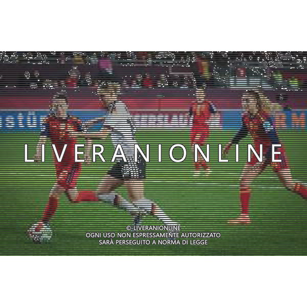 Klara Buehl #19 (Deutschland) in Aktion, mit Ona Batlle # (Spanien / Seleccion Espanola Femenina de Futbol), Deutschland vs. Spanien, Fussball, Frauen, UEFA, Women’s Nations League, Saison 2025/2026, Finale - Runde 1 von 2, 28.11.2025 / action press AG KARMAPRESS-AG ALDO LIVERANI SAS