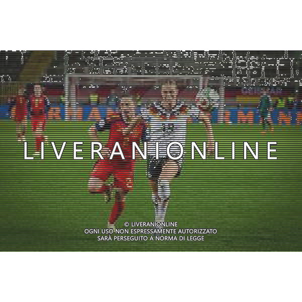 Klara Buehl #19 (Deutschland) in Aktion gegen Ona Batlle #2 (Spanien / Seleccion Espanola Femenina de Futbol), Deutschland vs. Spanien, Fussball, Frauen, UEFA, Women’s Nations League, Saison 2025/2026, Finale - Runde 1 von 2, 28.11.2025 / action press AG KARMAPRESS-AG ALDO LIVERANI SAS