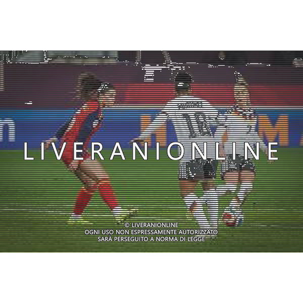 Giulia Gwinn #7 (Deutschland) mit Pass auf Shekiera Martinez #18 (Deutschland), mit Maria Mendez Fernandez # (Spanien / Seleccion Espanola Femenina de Futbol), Deutschland vs. Spanien, Fussball, Frauen, UEFA, Women’s Nations League, Saison 2025/2026, Finale - Runde 1 von 2, 28.11.2025 / action press AG KARMAPRESS-AG ALDO LIVERANI SAS