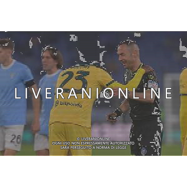 Lazio vs Milan Coppa Italia Frecciarossa - Ottavi di finale Stadio Olimpico - Roma 04-12-2025 nella foto Tomori scherza con arbitro Guida Foto Federico Gaetano - ag Aldo liverani- AGENZIA ALDO LIVERANI SAS