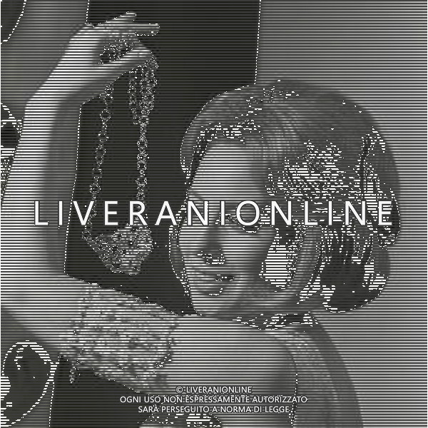 NEG-1969 MOSTRA GIULIO SFORZA ROSANNA VAUDETTI PROVA ALCUNI GIOIELLI AG ALDO LIVERANI SAS