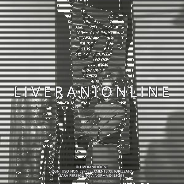 NEG-1969 MOSTRA GIULIO SFORZA ROSANNA VAUDETTI PROVA ALCUNI GIOIELLI AG ALDO LIVERANI SAS