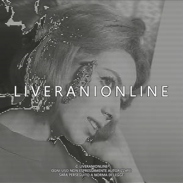 NEG-1969 MOSTRA GIULIO SFORZA ROSANNA VAUDETTI PROVA ALCUNI GIOIELLI AG ALDO LIVERANI SAS