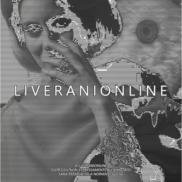 NEG-1969 MOSTRA GIULIO SFORZA ROSANNA VAUDETTI PROVA ALCUNI GIOIELLI AG ALDO LIVERANI SAS