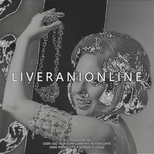 NEG-1969 MOSTRA GIULIO SFORZA ROSANNA VAUDETTI PROVA ALCUNI GIOIELLI AG ALDO LIVERANI SAS