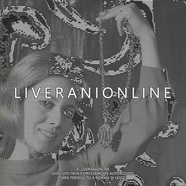 NEG-1969 MOSTRA GIULIO SFORZA ROSANNA VAUDETTI PROVA ALCUNI GIOIELLI AG ALDO LIVERANI SAS