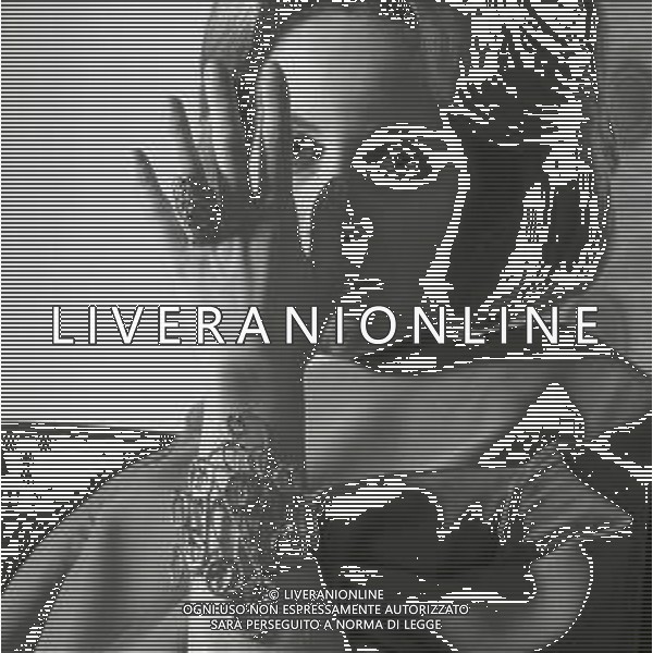 NEG-1969 MOSTRA GIULIO SFORZA ROSANNA VAUDETTI PROVA ALCUNI GIOIELLI AG ALDO LIVERANI SAS