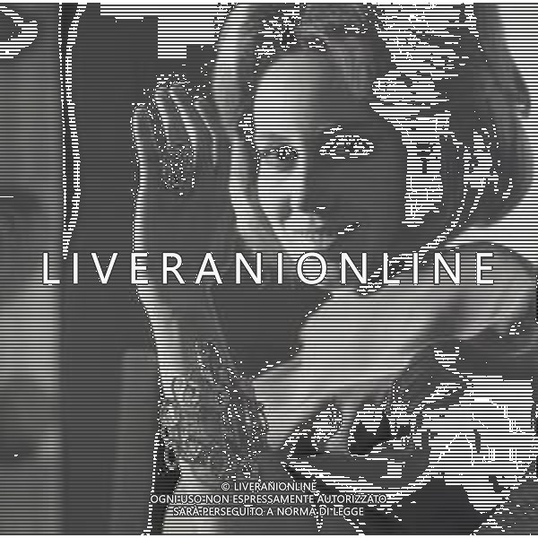 NEG-1969 MOSTRA GIULIO SFORZA ROSANNA VAUDETTI PROVA ALCUNI GIOIELLI AG ALDO LIVERANI SAS