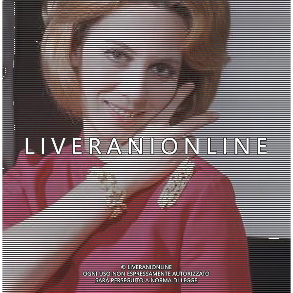 COL-1969 MOSTRA GIULIO SFORZA ROSANNA VAUDETTI PROVA ALCUNI GIOIELLI AG ALDO LIVERANI SAS 