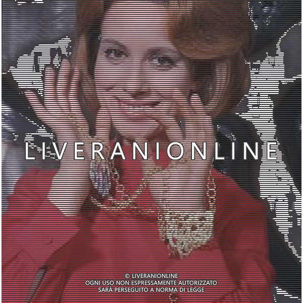 COL-1969 MOSTRA GIULIO SFORZA ROSANNA VAUDETTI PROVA ALCUNI GIOIELLI AG ALDO LIVERANI SAS 