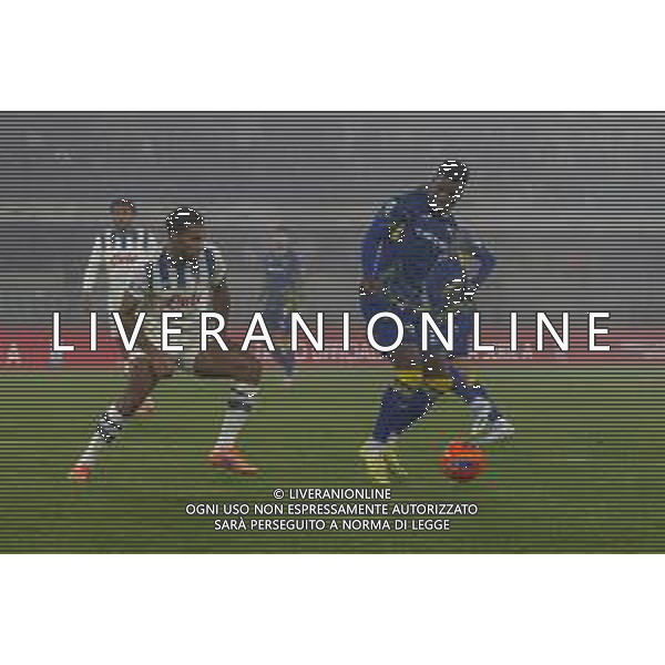 Daniel Mosquera of Hellas Verona FC competes for the ball with Isak Hien of Atalanta BC during Hellas Verona FC vs Atalanta BC, 14° Serie A Enilive 2025-26 game at Marcantonio Bentegodi stadium in Verona (VR), Italy, on Dicember 06, 2025. (Photo by Davide Casentini)- AGENZIA ALDO LIVERANI SAS