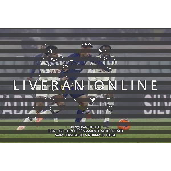 Giovane Santana do Nascimiento of Hellas Verona FC battle for the ball with Ederson Josè Dos Santos Lourenco da Silva "Ederson" of Atalanta BC during Hellas Verona FC vs Atalanta BC, 14° Serie A Enilive 2025-26 game at Marcantonio Bentegodi stadium in Verona (VR), Italy, on Dicember 06, 2025. (Photo by Davide Casentini)- AGENZIA ALDO LIVERANI SAS