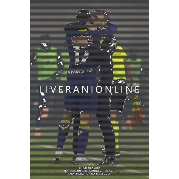 Giovane Santana do Nascimiento of Hellas Verona FC hugs Paolo Zanetti Head Coach of Hellas Verona FC after goalduring Hellas Verona FC vs Atalanta BC, 14° Serie A Enilive 2025-26 game at Marcantonio Bentegodi stadium in Verona (VR), Italy, on Dicember 06, 2025. (Photo by Davide Casentini)- AGENZIA ALDO LIVERANI SAS