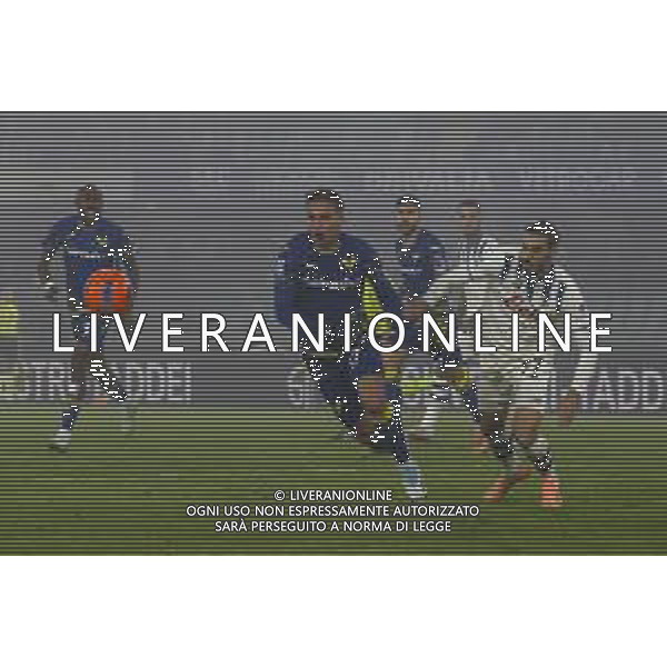 Giovane Santana do Nascimiento of Hellas Verona FC competes for the ball with Davide Zappacosta of Atalanta BC during Hellas Verona FC vs Atalanta BC, 14° Serie A Enilive 2025-26 game at Marcantonio Bentegodi stadium in Verona (VR), Italy, on Dicember 06, 2025. (Photo by Davide Casentini)- AGENZIA ALDO LIVERANI SAS