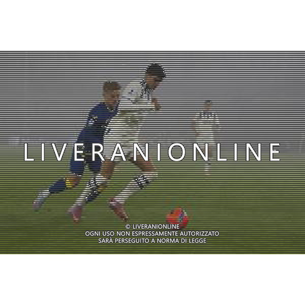 Raul Bellanova of Atalanta BC competes for the ball with Martin Frese of Hellas Verona FC during Hellas Verona FC vs Atalanta BC, 14° Serie A Enilive 2025-26 game at Marcantonio Bentegodi stadium in Verona (VR), Italy, on Dicember 06, 2025. (Photo by Davide Casentini)- AGENZIA ALDO LIVERANI SAS