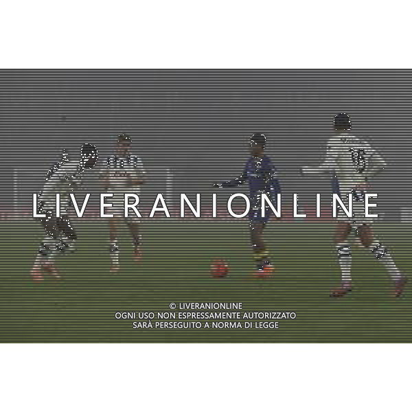 Antoine Joseph Bernede of Hellas Verona FC competes for the ball with Raul Bellanova of Atalanta BC , Odilon Kossounou of Atalanta BC during Hellas Verona FC vs Atalanta BC, 14° Serie A Enilive 2025-26 game at Marcantonio Bentegodi stadium in Verona (VR), Italy, on Dicember 06, 2025. (Photo by Davide Casentini)- AGENZIA ALDO LIVERANI SAS