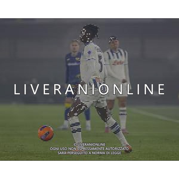 Odilon Kossounou of Atalanta BC play the ball during Hellas Verona FC vs Atalanta BC, 14° Serie A Enilive 2025-26 game at Marcantonio Bentegodi stadium in Verona (VR), Italy, on Dicember 06, 2025. (Photo by Davide Casentini)- AGENZIA ALDO LIVERANI SAS