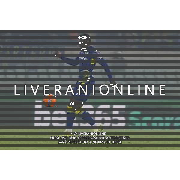 Daniel Mosquera of Hellas Verona FC play the ball during Hellas Verona FC vs Atalanta BC, 14° Serie A Enilive 2025-26 game at Marcantonio Bentegodi stadium in Verona (VR), Italy, on Dicember 06, 2025. (Photo by Davide Casentini)- AGENZIA ALDO LIVERANI SAS