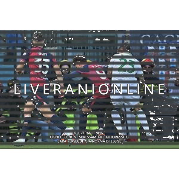 7-12-2025. Cagliari calcio-A.S. Roma, 14° giornta serie A 2025/2026, campionato calcio Italia, stadio Unipol Domus Cagliari. Foto Salvatore Moi/Agenzia Aldo Liverani s.as. Nella foto: Adam Obert Cagliari, Semih Kılıcsoy Cagliari, Gianluca Mancini Roma ©MOI Salvatore - AGENZIA ALDO LIVERANI SAS