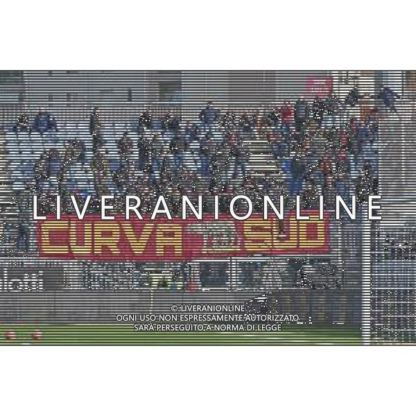 7-12-2025. Cagliari calcio-A.S. Roma, 14° giornta serie A 2025/2026, campionato calcio Italia, stadio Unipol Domus Cagliari. Foto Salvatore Moi/Agenzia Aldo Liverani s.as. Nella foto: Tifosi Roma in trasferta, nel settore ospiti dello stadio Unipol Domus ©MOI Salvatore - AGENZIA ALDO LIVERANI SAS