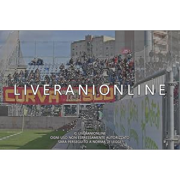 7-12-2025. Cagliari calcio-A.S. Roma, 14° giornta serie A 2025/2026, campionato calcio Italia, stadio Unipol Domus Cagliari. Foto Salvatore Moi/Agenzia Aldo Liverani s.as. Nella foto: Tifosi Roma in trasferta, nel settore ospiti dello stadio Unipol Domus ©MOI Salvatore - AGENZIA ALDO LIVERANI SAS